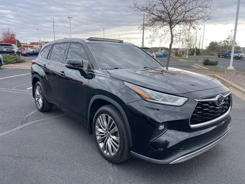 Used 2021 Toyota Highlander Platinum image 2