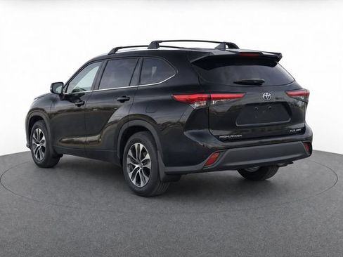 Used 2024 Toyota Highlander XLE AWD/4WD image 3