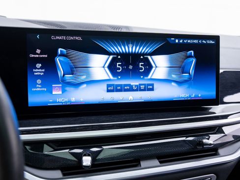 Used 2024 BMW X7 xDrive40i w/ M Sport Package image 26