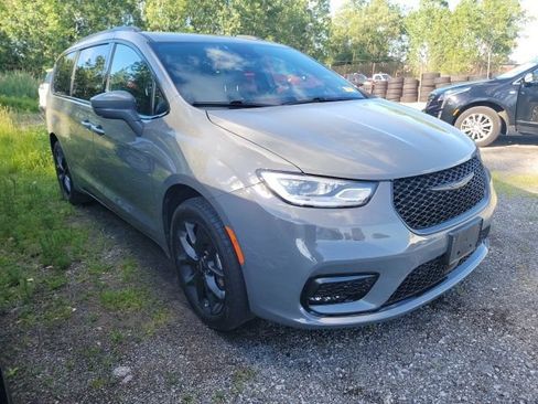 Used 2021 Chrysler Pacifica Touring-L w/ Uconnect Theater Family Group AWD/4WD image 3