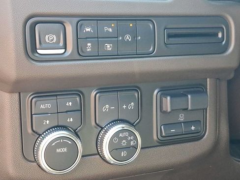 Used 2024 GMC Yukon SLT w/ SLT Luxury Package AWD/4WD image 29