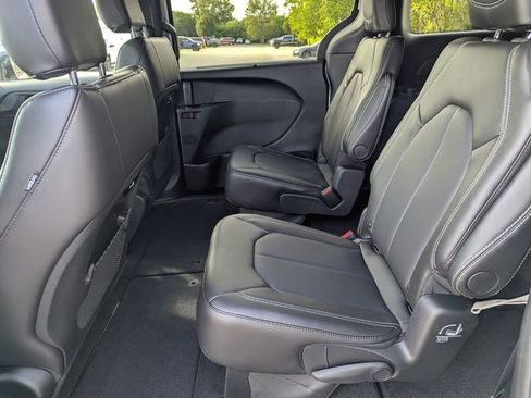 New 2026 Chrysler Pacifica Select image 9