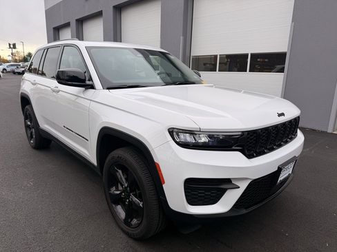 Certified 2025 Jeep Grand Cherokee Altitude image 1