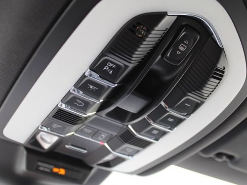 Certified 2025 Porsche Macan image 27