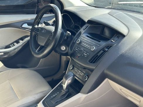 Used 2017 Ford Focus SE w/ Cold Weather Package FWD image 8