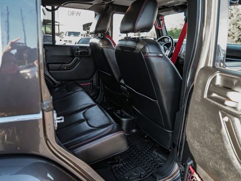 Used 2017 Jeep Wrangler Unlimited Rubicon image 36
