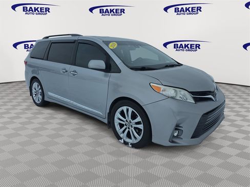 Used 2018 Toyota Sienna L image 3
