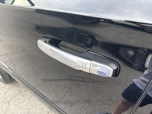 Used 2019 Cadillac Escalade Premium Luxury w/ Escalade Sport Edition AWD/4WD image 11
