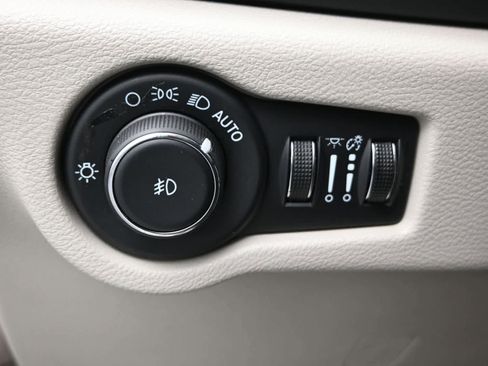 Used 2024 Chrysler Pacifica Touring-L image 21