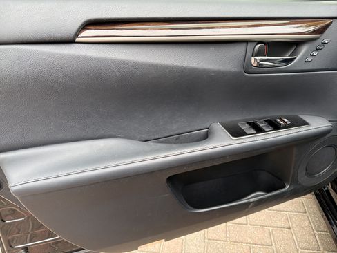 Used 2017 Lexus ES 300h w/ Luxury Package FWD image 14