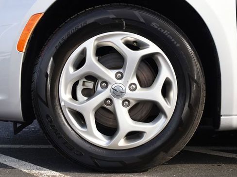 Used 2024 Chrysler Pacifica Limited image 8