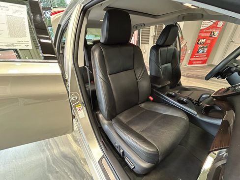 Used 2013 Toyota Avalon Limited w/ Technology Pkg FWD image 3