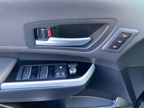 Used 2025 Toyota Sienna Platinum image 15