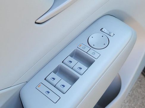 Certified 2025 Hyundai Kona SEL image 16