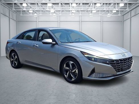 Certified 2022 Hyundai Elantra Limited w/ Preferred Accessory Package FWD image 3