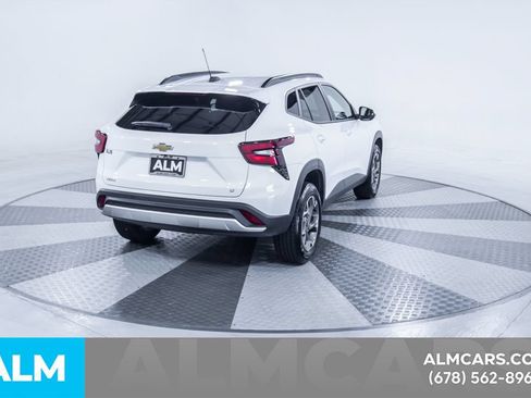 Used 2025 Chevrolet Trax LT FWD image 9