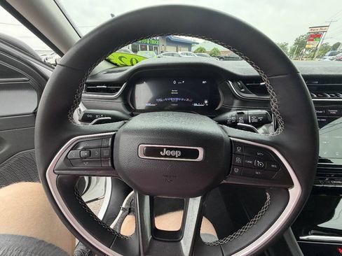 Used 2023 Jeep Grand Cherokee Laredo w/ Luxury Tech Group I AWD/4WD image 14