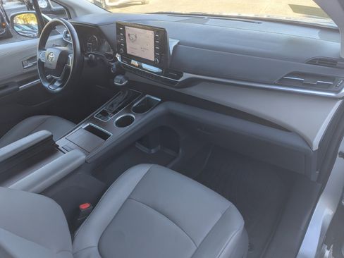 Used 2021 Toyota Sienna XLE image 30