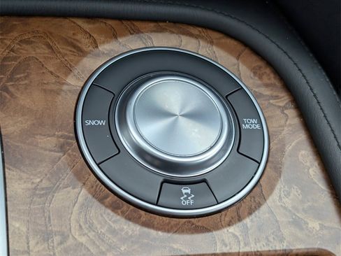 Used 2022 Nissan Armada SL w/ Captain's Chairs Package image 18