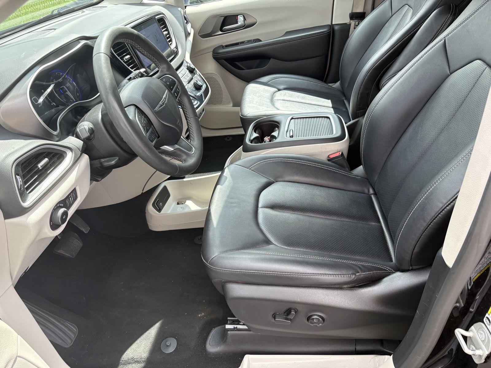 Used 2024 Chrysler Pacifica Touring-L FWD image 4