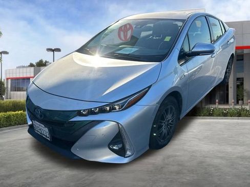 Used 2017 Toyota Prius Prime Advanced image 3