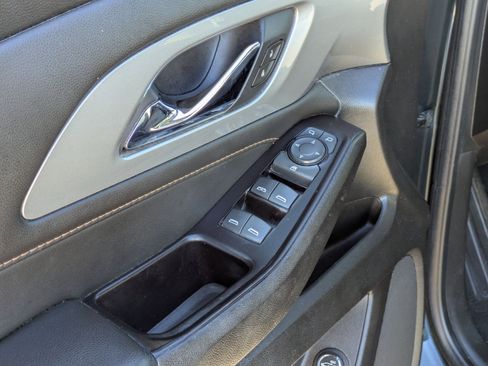 Used 2020 Chevrolet Traverse LT image 12