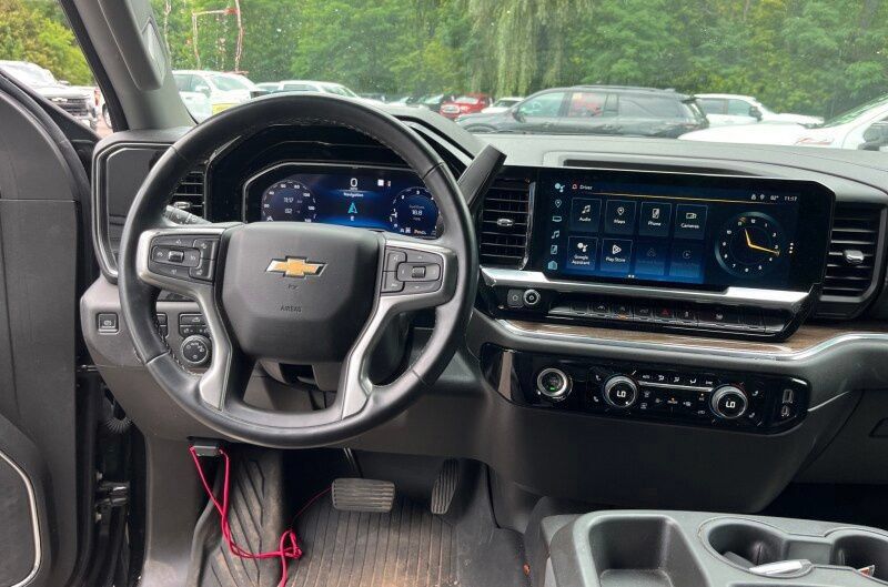 Used 2023 Chevrolet Silverado 1500 LT AWD/4WD image 10