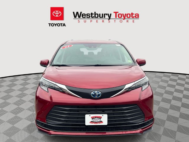 Used 2024 Toyota Sienna LE FWD image 3