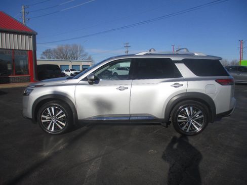 Used 2024 Nissan Pathfinder Platinum w/ Cargo Package image 2