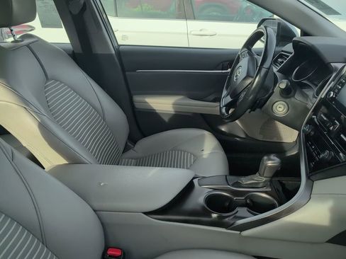 Used 2021 Toyota Camry SE image 2