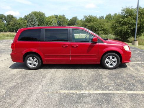 Used 2012 Dodge Grand Caravan SXT image 2