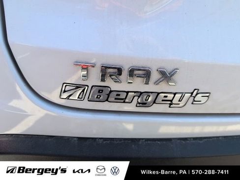 Used 2024 Chevrolet Trax LT w/ LT Convenience Package FWD image 9