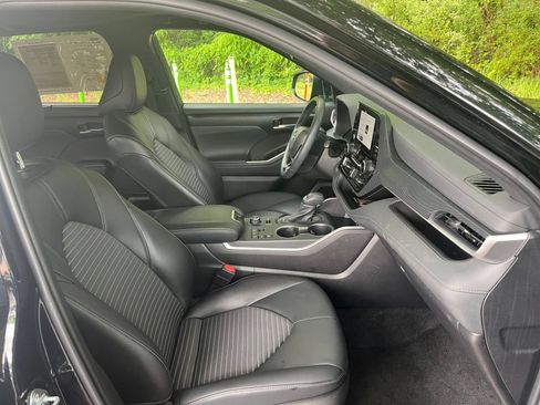 Used 2025 Toyota Highlander XSE AWD/4WD image 38