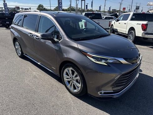 Used 2021 Toyota Sienna Platinum image 3