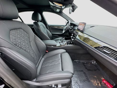 Used 2023 BMW 530e w/ Premium Package image 19