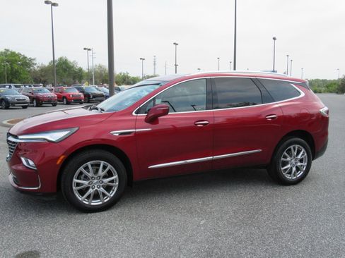 Used 2023 Buick Enclave Essence w/ Experience Buick Package FWD image 4