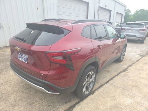 Used 2025 Chevrolet Trax LT w/ LT Convenience Package FWD image 9