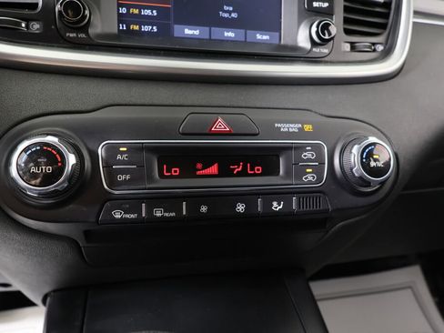 Used 2019 Kia Sorento LX image 38