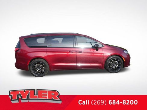 Used 2023 Chrysler Pacifica Limited w/ Uconnect Theater Family Group FWD image 9
