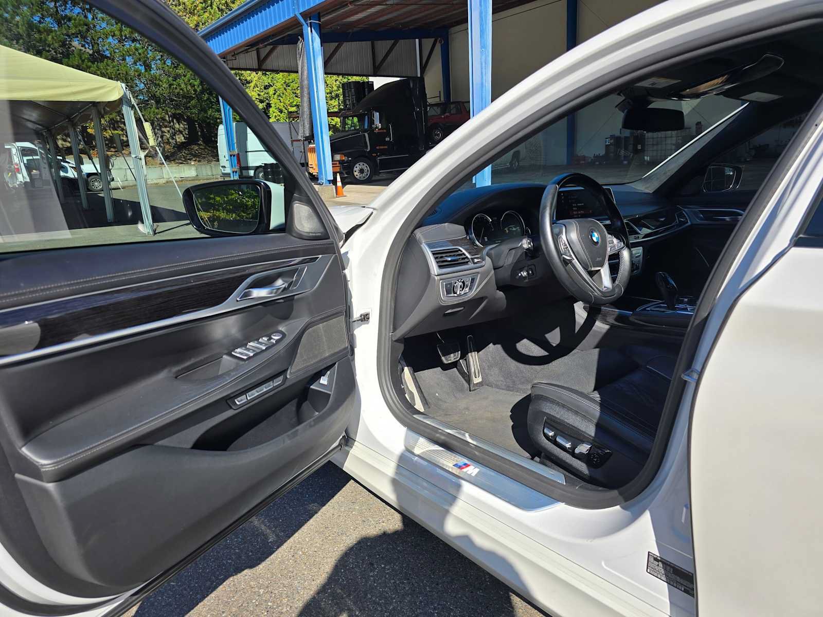 Used 2018 BMW 750i RWD image 19