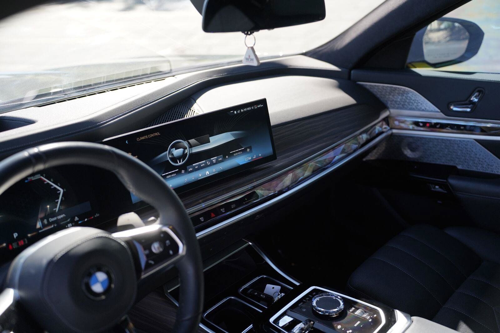 Used 2023 BMW 760i xDrive w/ Luxury Rear Seating Package AWD/4WD image 11