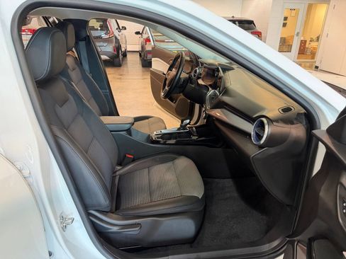 Used 2025 Chevrolet Trax LT w/ LT Convenience Package FWD image 35