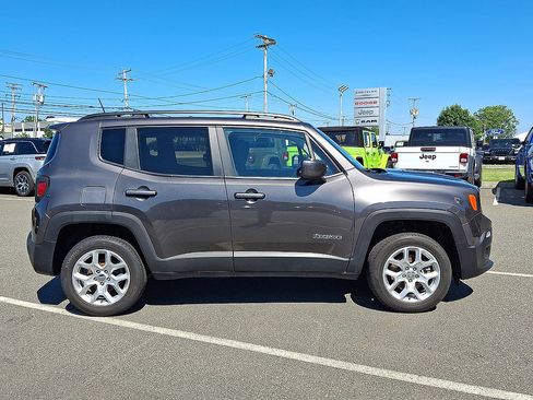 Used 2018 Jeep Renegade Latitude w/ Cold Weather Group AWD/4WD image 32