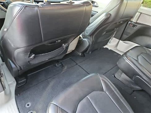 Used 2023 Chrysler Pacifica Touring-L image 19