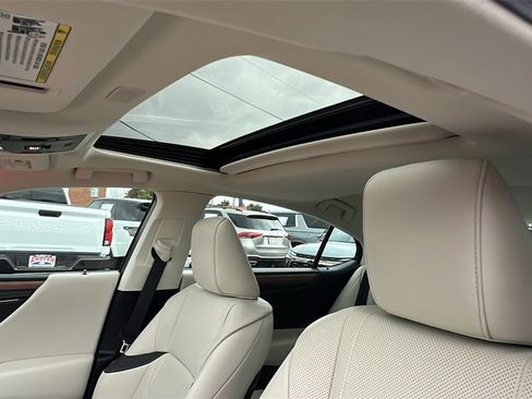 Used 2025 Lexus ES 300h w/ Luxury Package image 16
