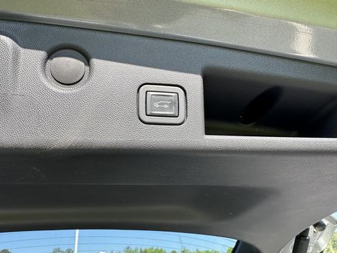 Used 2023 Chevrolet Equinox Premier image 13