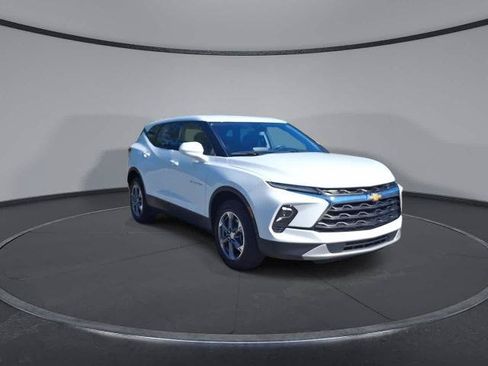 Used 2025 Chevrolet Blazer LT AWD/4WD image 2