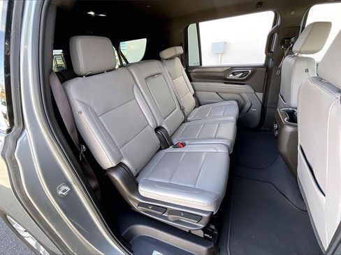 Used 2024 Chevrolet Suburban LT image 25