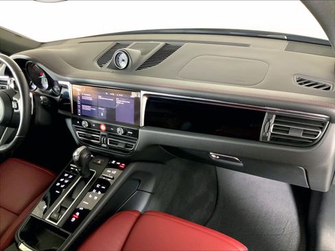 Certified 2026 Porsche Macan AWD/4WD image 17