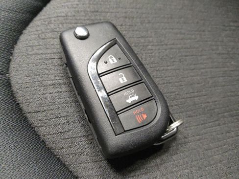 Used 2022 Toyota Camry LE image 32